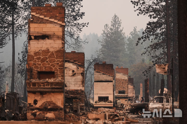 [스포캔=AP/뉴시스] 지난 3일(현지 시간) 미 워싱턴주 스포캔 북부의 한 주택가에 산불이 휩쓸고 지나간 뒤 가옥은 타버리고 굴뚝만 남아 있다. 2026.08.06.