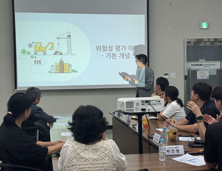 [화성=뉴시스] 화성시 산업안전 실무자 네트워크 1차 간담회. (사진=화성산업진흥원 제공) 2026.08.05. photo@newsis.com *재판매 및 DB 금지