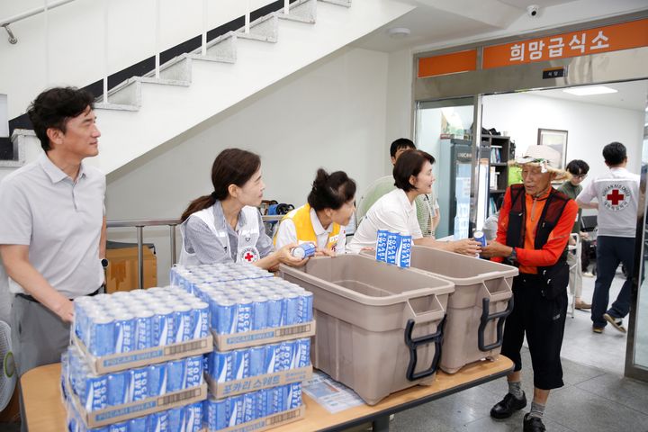 [세종=뉴시스]대한적십자사가 기록적인 폭염 속 전국 취약계층을 보호하기 위한 활동에 나섰다. 사진은 대한적십자사 부산지사에서 이온 음료를 나눠주는 모습. (사진=대한적십자사 제공) 2026.08.05. photo@newsis.com *재판매 및 DB 금지