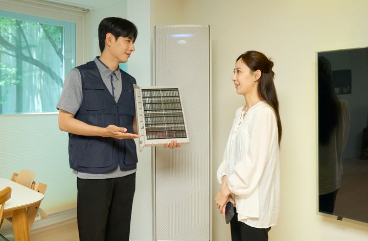 [서울=뉴시스] 삼성전자서비스는 쾌적한 여름을 보내기 위한 에어컨 관리 방법으로 청소·정리·확인·인공지능(AI) 진단을 뜻하는 '청.정.확.인' 관리법을 5일 제안했다. 사진은 삼성전자서비스 엔지니어가 에어컨 관리 방법을 안내하는 모습 (사진=삼성전자서비스 제공) 2026.08.05. photo@newsis.com *재판매 및 DB 금지