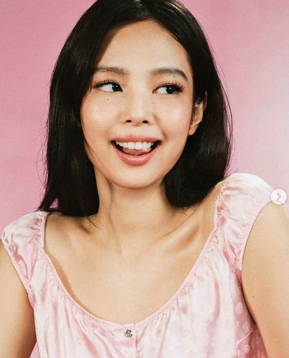 [서울=뉴시스] 제니 (사진= 코스모폴리탄 SNS 캡처) 2026.08.05. photo@newsis.com *재판매 및 DB 금지