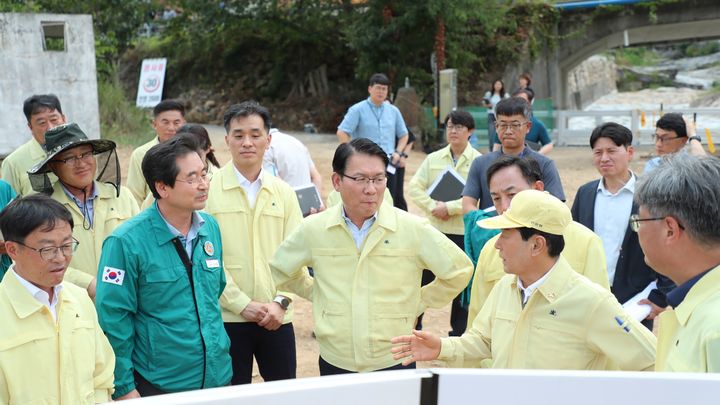 [세종=뉴시스 ]김인중 한국농어촌공사 사장이 경남 창녕의 가뭄 현장을 찾아 농업용수 공급 상황과 단계별 용수확보 대책 이행 현황을 점검했다. (사진=농어촌공사 제공) 2026.08.05. photo@newsis.com *재판매 및 DB 금지