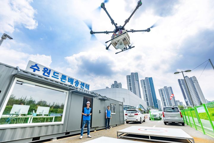 [수원=뉴시스] 드론배송 시연. (사진=수원시 제공) 2026.08.05. photo@newsis.com *재판매 및 DB 금지