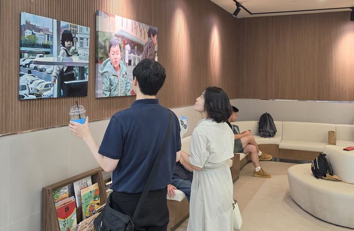 [부산=뉴시스] 지난 4일 터미널을 찾은 이용객들이 전시작품을 관람하고 있다. (사진=부산시설공단 제공) 2026.08.05. photo@newsis.com *재판매 및 DB 금지