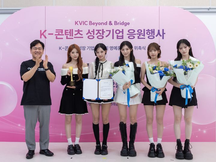 [서울=뉴시스] 왼쪽부터 이대희 한국벤처투자 대표, 리센느 제나, 원이, 미나미, 메이, 리브. (사진=한국벤처투자 제공) 2026.08.05. photo@newsis.com *재판매 및 DB 금지