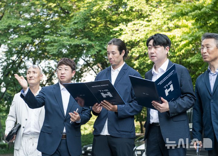 [서울=뉴시스] 지난 3일 목동10단지에 에릭 리치 건축사 등 모포시스 관계자와 현대건설 관계자들이 방문했다. (사진= 현대건설 제공) photo@newsis.com