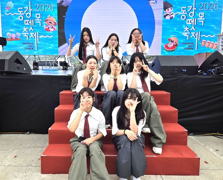 '제3회 강원청소년댄스페스티벌'에서 장려상을 받은 횡성군청소년수련관 댄스동아리 '홀릭' 학생들이 기념촬영을 하고 있다. *재판매 및 DB 금지