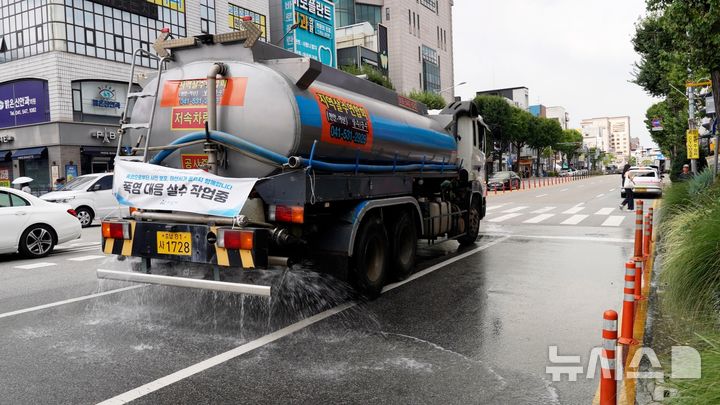 [아산=뉴시스] 5일 '폭염경보'가 발효된 충남 아산시가 살수차를 가동하고 있다. 하루 중 기온이 가장 높은 오전 10시부터 오후 4시 사이 시내 주요 구간에서 살수차를 가동해 도시의 '열섬현상'을 완화하고자 한다고 밝혔다. (사진=아산시 제공) 2026.08.05. photo@newsis.com