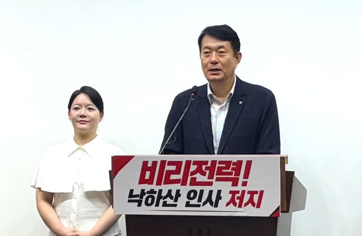 [청주=뉴시스] 김동원 국민의힘 충북도당위원장(왼쪽)이 5일 충북도청 브리핑룸에서 기자회견을 열어 충북도의 대외협력특보 임용 계획을 비판하고 있다. 2026.08.05. imgiza@newsis.com *재판매 및 DB 금지