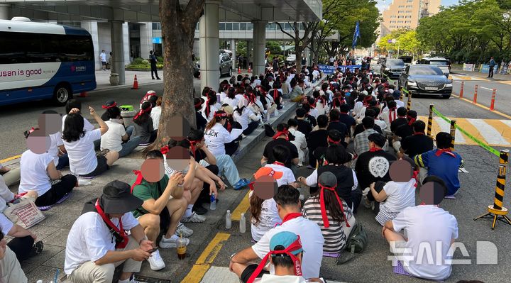 [부산=뉴시스] 원동화 기자 = 리노공업 노조는 5일 부산시청 후문에서 집회를 열고 사측의 성실한 교섭 참여와 노동자 안전 대책 마련, 불합리한 징계·차별 문화 개선을 촉구했다. 2026.08.05. dhwon@newsis.com