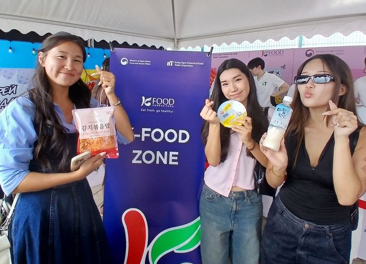 [세종=뉴시스] 농림축산식품부와 한국농수산식품유통공사(aT)가 카자흐스탄 대규모 한류 행사에서 K-쌀가공식품을 선보이며 중앙아시아 시장 공략에 나섰다. (사진=aT 제공) 2026.08.05. photo@newsis.com *재판매 및 DB 금지