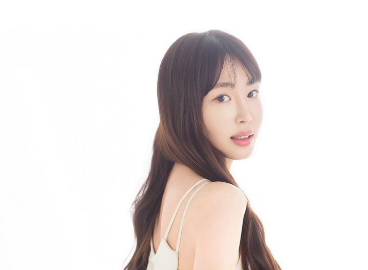 [서울=뉴시스]배우 강예원이 새 프로필 사진을 공개하며 청초한 매력을 뽐낸 가운데 건강한 다이어트에 대한 그의 소신 발언도 다시 관심을 받고 있다. (사진=강예원 인스타그램 캡처) 2026.08.05