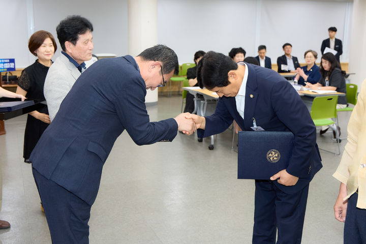 [통영=뉴시스] 경남 통영시와 통영시의회는 민선 9기 출범과 제10대 통영시의회 개원 이후 첫 주요 민생 현안인 '통영형 민생회복지원금' 지급 규모를 시민 1인당 35만원으로 최종 합의했다고 5일 밝혔다. 강석주 통영시장(왼쪽)과 전병일 통영시의회의장이 '통영형 민생회복지원금' 지급 규모를 합의하고 인사하는 모습. (사진=통영시 제공) 2026.08.05. photo@newsis.com *재판매 및 DB 금지
