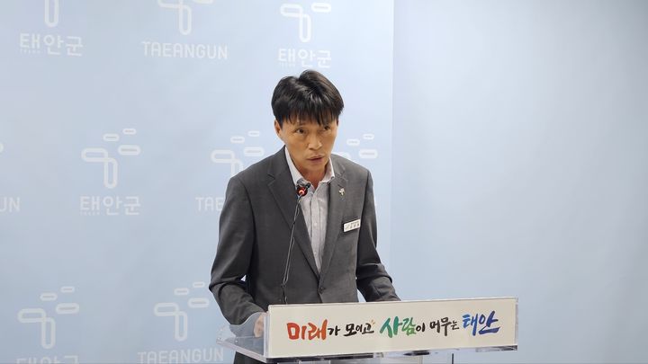 [태안=뉴시스] 김덕진 기자=김장호 충남 태안군 행정지원과장이 5일 태안군청 브리핑룸에서 '조직 혁신으로 비상'이라는 주제 아래 세일즈기획단 신설 및 현안 전담 TF 운영을 골자로 한 조직 개편 방향을 발표하고 있다. 2026.08.05. spark@newsis.com *재판매 및 DB 금지
