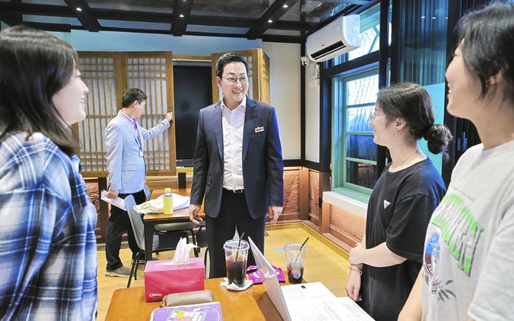 이동석 충주시장이 5일 관아골 아트뱅크에서 지역 청년들과 대화하고 있다.(사진=충주시 제공) *재판매 및 DB 금지