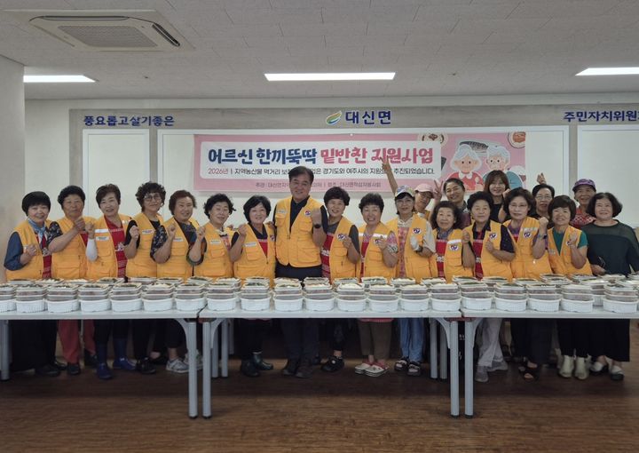 [여주=뉴시스] 경기 여주시 대신면 지역사회보장협의체와 적십자봉사회가 삼계탕나눔 봉사를 한 후 기념촬영을 하고 있다. (사진=여주시 제공) 2026.08.05. photo@newsis.com *재판매 및 DB 금지