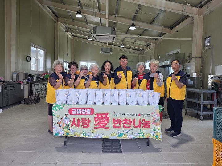 [여주=뉴시스] 경기 여주시 금사면 지역사회보장협의체가 사랑애 반찬나눔을 한 후 기념촬영을 하고 있다. (사진=여주시 제공) 2026.08.05. photo@newsis.com *재판매 및 DB 금지