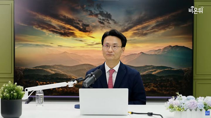 [서울=뉴시스] 서울대학교병원 가정의학과 조비룡 교수는 만성질환자가 폭염에 어떻게 대처해야 하는지 설명했다. (사진=유튜브 채널 '의학채널 비온뒤' 캡처)