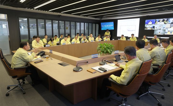 [세종=뉴시스]한국수자원공사(K-water)는 5일 대전 본사 재난안전상황실에서 가뭄 극복을 위한 '전사 가뭄대책 점검회의'를 개최했다.(사진= 수공 제공) *재판매 및 DB 금지