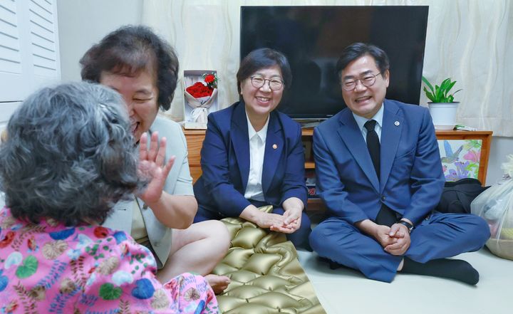 [세종=뉴시스]정은경 보건복지부 장관과 박찬대 인천시장이 지난달 5일 인천 부평구의 통합돌봄 대상자 가정을 방문한 모습 (사진=보건복지부 제공) 2026.08.05. photo@newsis.com *재판매 및 DB 금지
