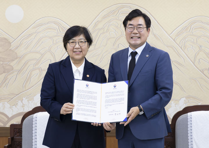 [세종=뉴시스]정은경 보건복지부 장관이 5일 인천시청에서 박찬대 인천시장에게 통합돌봄 지원과 관심을 당부하는 서한문을 전달했다. (사진=보건복지부 제공) 2026.08.05. photo@newsis.com *재판매 및 DB 금지