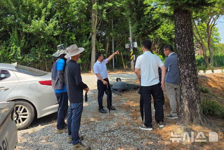 [전북=뉴시스] 윤수봉 전북도의원(가운데)이 이서 묘포장을 찾아 '유휴부지 현장 점검'에 나서고 있다. *재판매 및 DB 금지