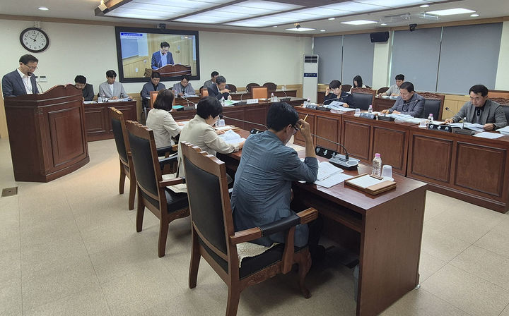 정선군의회는 5일 제315회 임시회 제5차 본회의를 열고 도시과 등 4개 부서를 대상으로 ‘2026년도 군정 주요업무계획 보고’를 받고 있다.(사진=정선군의회 제공) *재판매 및 DB 금지