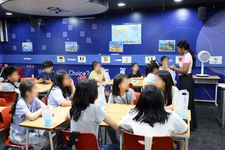 [부산=뉴시스] 부산 부산진구는 여름방학을 맞아 초등학교 4~6학년 학생 40명을 대상으로 '말하GO 통하GO 영어캠프'를 부산글로벌빌리지에서 운영했다. (사진=부산진구 제공) 2026.08.05. photo@newsis.com *재판매 및 DB 금지