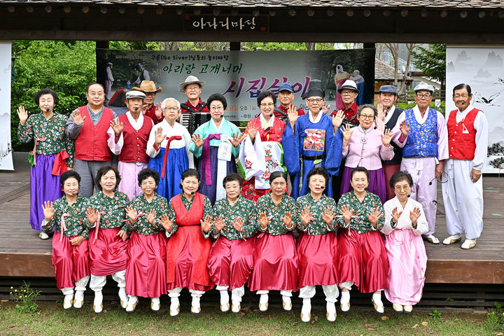 정선문화원이 운영하는 어르신 공연단 ‘고은(go silver)님’의 연극 ‘아리랑 고개너머 시집살이’ 출연진은 모두 80세 이상 어르신 19명이 참여하고 있다.(사진=정선군 제공) *재판매 및 DB 금지