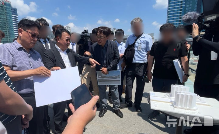[부산=뉴시스] 이아름 기자 = 부산지법 민사14부(부장판사 신헌기)가 5일 오전 북항 1단계 재개발구역 내 환승센터 공사 현장을 찾아 현장검증을 진행하고 있다. 2026.08.05. aha@newsis.com 