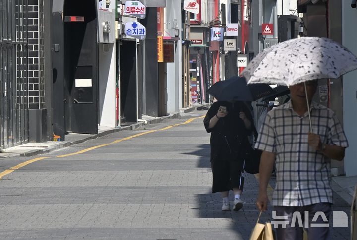 [전남광주=뉴시스] 양시원 기자 = 폭염중대경보가 발효 중인 5일 오전 전남광주 동구 충장로에서 시민들이 더위를 피해 건물 그늘로 걷고 있다. 2026.08.05. goodwrite97@newsis.com 