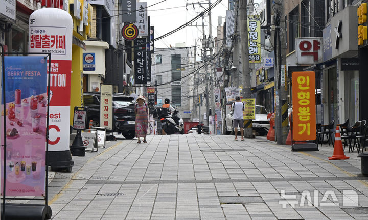 [전남광주=뉴시스] 양시원 기자 = 폭염중대경보가 사흘째 이어지고 있는 5일 오전 전남광주 북구 전남대학교 후문 상가 거리에 시민들의 발길이 끊겨 한적하다. 2026.08.05. goodwrite97@newsis.com