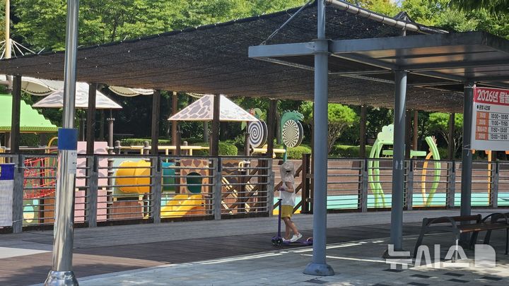 [오산=뉴시스] 5일 오후 경기 오산시 맑음터공원 어린이물놀이장이 운영 중단으로 텅 빈 물놀이장 주변에서 한 어린이가 물놀이장을 바라보고 있다. 2026.08.05 newswith01@newsis.com 