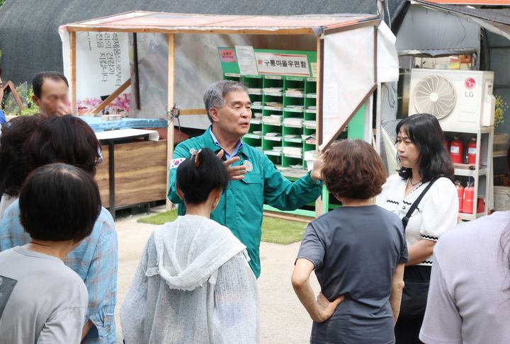 [서울=뉴시스] 구청장 구룡마을 방문. (사진=강남구 제공) 2026.08.05. photo@newsis.com *재판매 및 DB 금지