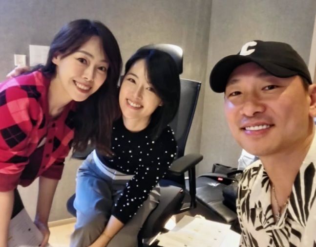 [서울=뉴시스] 왼쪽부터 여성 알앤비(R&B) 듀오 이민, 크리스탈, 브랜드뮤직 대표 겸 가수 라이머. (사진=라이머 인스타그램) 2026.08.05. photo@newsis.com&nbsp; *재판매 및 DB 금지