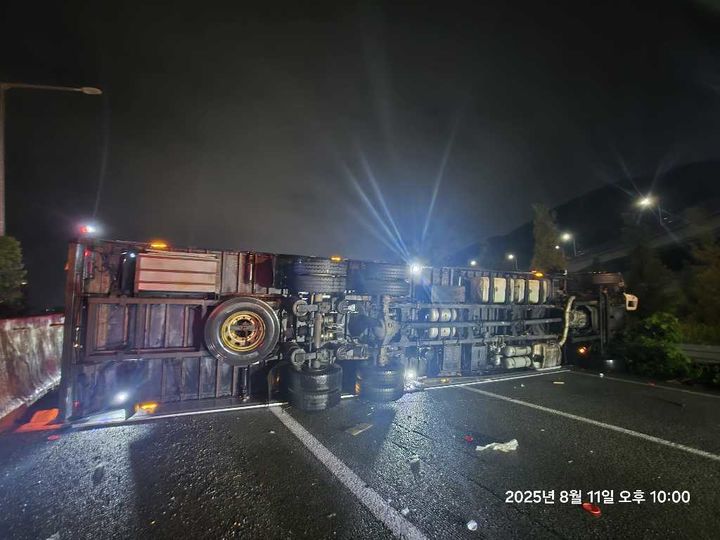 [서울=뉴시스] 사진은 빗길 고속도로 사고사례. 2026.08.05. (사진=한국도로공사 제공) photo@newsis.com *재판매 및 DB 금지