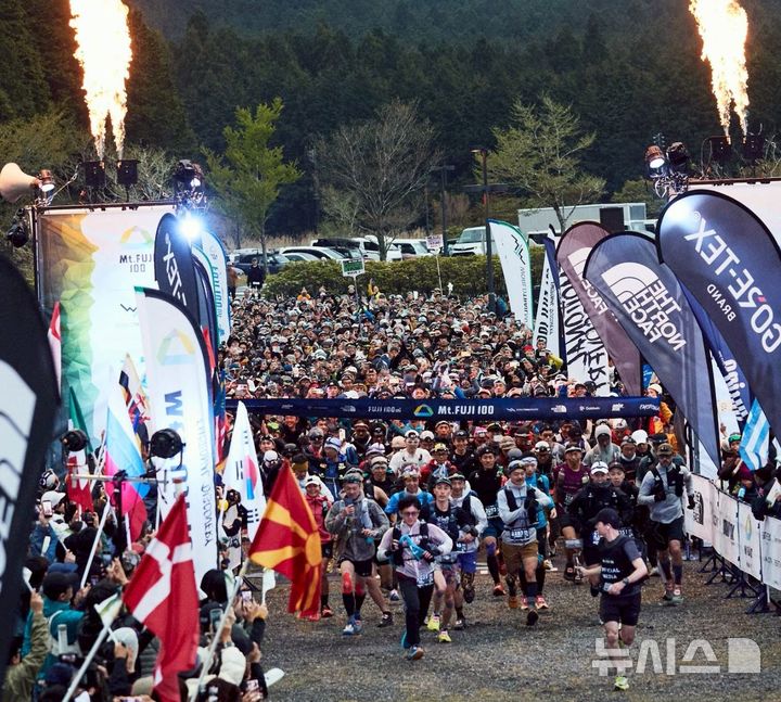 [제주=뉴시스] 지난 4월 일본 시즈오카현 후지산 어린이나라에서 열린 후지산100(Mt.FUJI100) 대회에서 참가자들이 관중의 환호 속에 출발하고 있다. (사진=후지산100 제공) 2026.08.06. photo@newsis.com