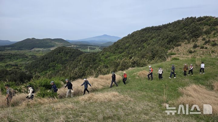 [제주=뉴시스] 임재영 기자 = 한라산과 오름, 곶자왈, 목장길 등 제주의 다양한 길은 국제 트레일러닝 대회의 기반으로 꼽힌다. (사진=뉴시스 DB) ijy788@newsis.com