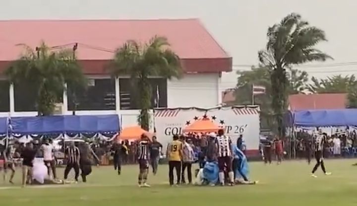 [서울=뉴시스]태국에서 축구 경기가 진행되던 중 갑작스럽게 경기장에 번개가 떨어져 여러 선수들이 그자리에서 잔디밭에 쓰러졌다. 사진 X 캡처 *재판매 및 DB 금지