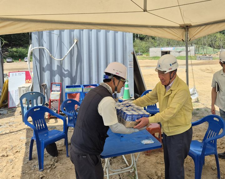 [대구=뉴시스] 대구도시개발공사는 대구대공원 공사 현장에서 온열질환 예방을 위한 안전문화 확산 캠페인을 실시했다. (사진=대구도시개발공사 제공) 2026.08.05. photo@newsis.com *재판매 및 DB 금지