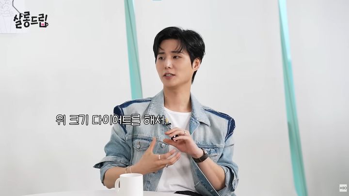 [서울=뉴시스] 데이식스(DAY6) 멤버 영케이가 'TEO 테오'의 예능 콘텐츠 살롱드립에 출연해 위 크기 다이어트 경험을 공개했다. (사진=유튜브 채널 'TEO 테오' 캡처)