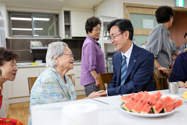 [서울=뉴시스] 최동민 구청장 경로당 방문. (사진=동대문구 제공) 2026.08.05. photo@newsis.com *재판매 및 DB 금지