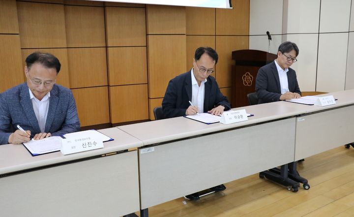 한강수계 ESG 민간참여형 자연환경복원 공동조성사업 업무협약식. (사진=한강유역환경청 제공) photo@newsis.com *재판매 및 DB 금지