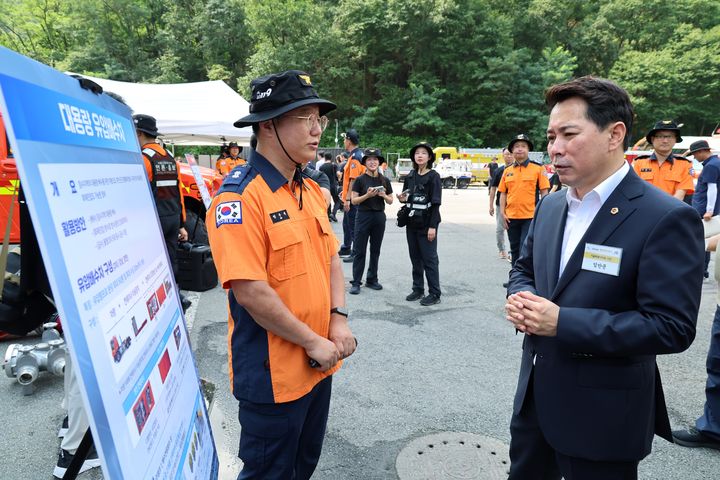 [서울=뉴시스] 임만균 서울시의회 의장이 5일 서울 은평구 서울소방학교에서 열린 '2026 서울시 통합방위회의'에서 대용량 유압배수차에 관한 설명을 듣고 있다. (사진=서울시의회 제공) 2026.08.05. photo@newsis.com *재판매 및 DB 금지