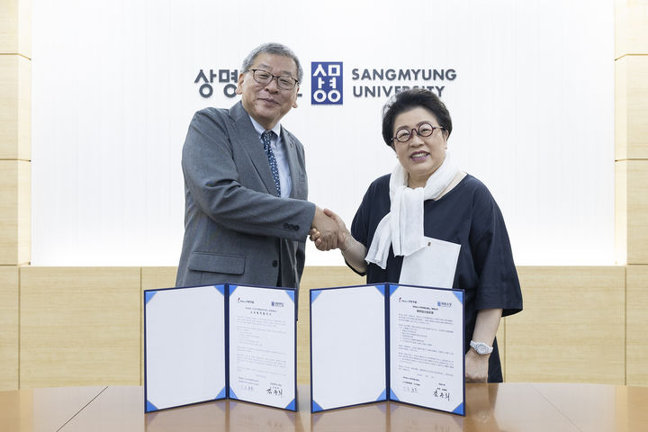 [서울=뉴시스] 오히라 야스요시(왼쪽) 아나부키칼리지그룹 최고운영책임자(COO)와 김종희 상명대 총장이 협약을 체결하고 기념 사진을 촬영하고 있다. (사진=상명대 제공) 2026.08.05. photo@newsis.com *재판매 및 DB 금지