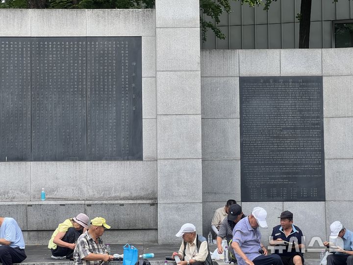 [서울=뉴시스]김범준 인턴기자=서울에 폭염중대경보가 내려진 지난 5일 오전 찾은 종로구 탑골공원. 체감온도가 35도를 웃도는 무더위에도 공원은 더위를 피해 나온 노인들로 북적였다. 2026.08.06 photo@newsis.com