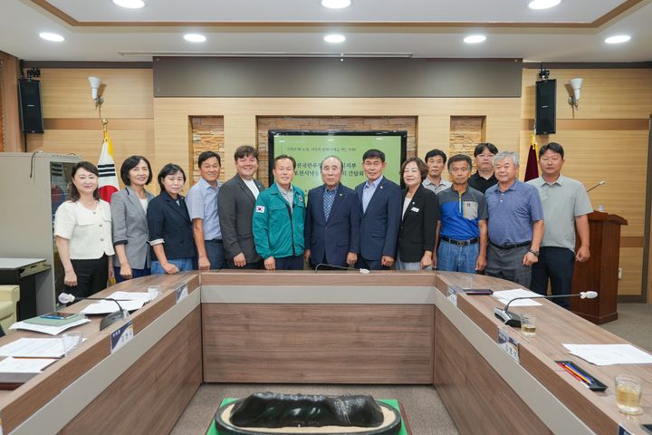 [포천=뉴시스] 경기 포천시의회는 (사)전국한우협회 포천시지부 및 포천시 낙농연합회와 함께 우분 고체연료화 시설 설치사업의 추진 현황과 상생 방안을 논의했다고 5일 밝혔다. (사진=포천시의회 제공) 2026.08.05 photo@newsis.com *재판매 및 DB 금지