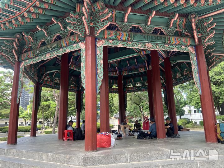 [서울=뉴시스]김범준 인턴기자=지난달 29일 찾은 탑골공원 팔각정에 모인 노인들이 손부채질을 하며 더위를 식히고 있다. 2026.08.06 photo@newsis.com
