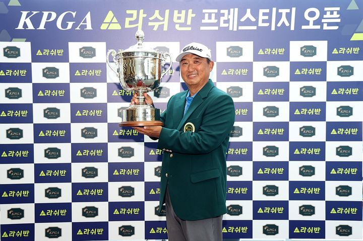 [서울=뉴시스] 모중경, 한국프로골프(KPGA) 챔피언스투어 라쉬반 프레스티지 오픈 우승. (사진=KPGA 제공) *재판매 및 DB 금지