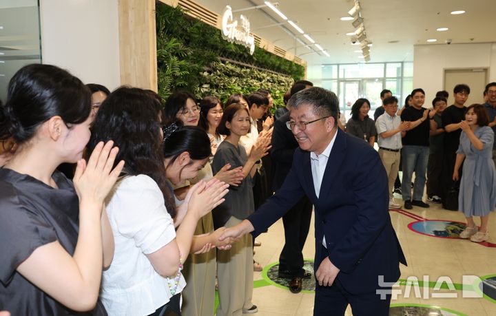 [포항=뉴시스] 안병철 기자 = 5일 퇴임하는 장상길 부시장이 직원들과 인사를 나누고 있다.(사진=포항시 제공) 2026.08.05. photo@newsis.com